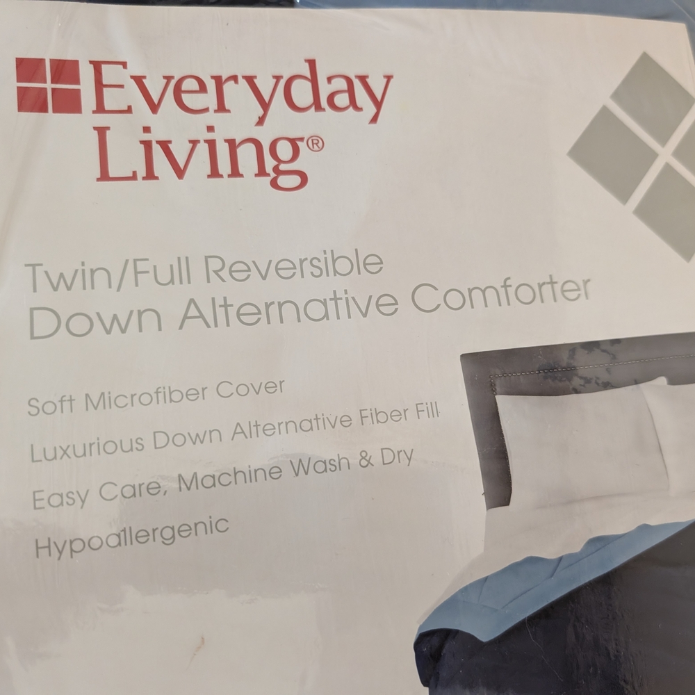 Reversible Comforter in White and Blue